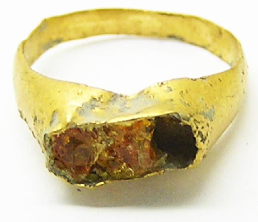 Roman child's gold finger ring set with amber