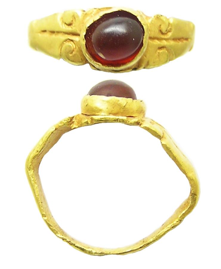 Ancient Roman gold finger ring keeled type garnet gem