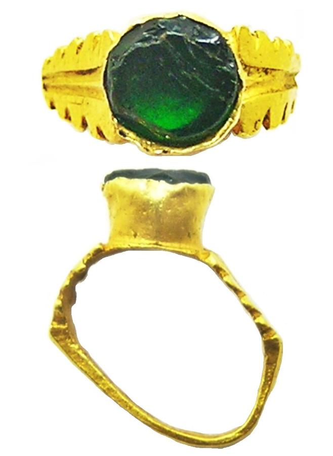 Ancient Roman Gold & Emerald Finger Ring for a Statue Votive offering
