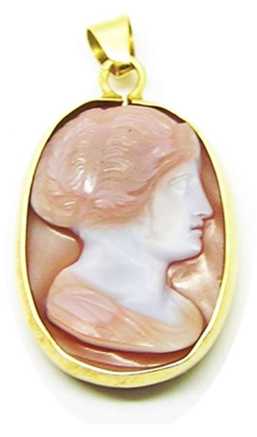 A nice antique cameo pendant of Roman lady