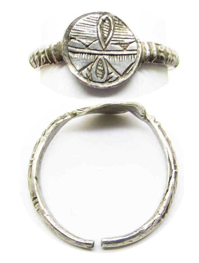 Renaissance silver finger ring pair of hearts joined by a lovers knot