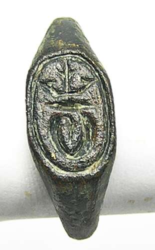 Medieval English bronze signet ring crowned letter T
