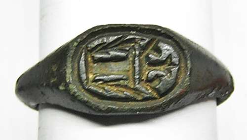 Medieval English bronze signet ring crowned letter I