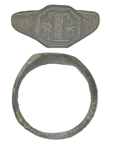 Medieval English bronze signet ring letter I flanked by two stars