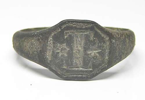 Medieval English bronze signet ring letter I flanked by two stars