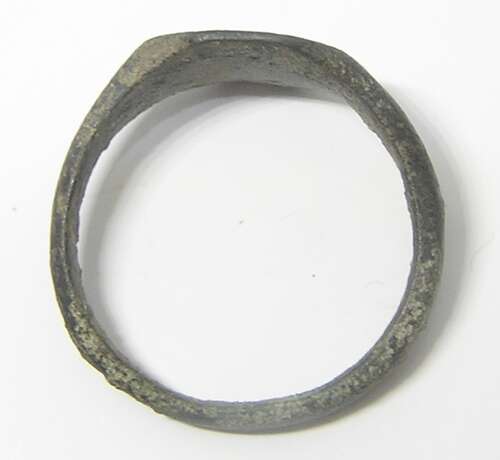 Medieval English bronze signet ring letter I flanked by two stars