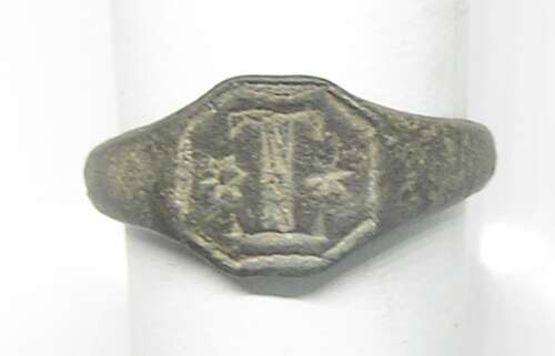 Medieval English bronze signet ring letter I flanked by two stars