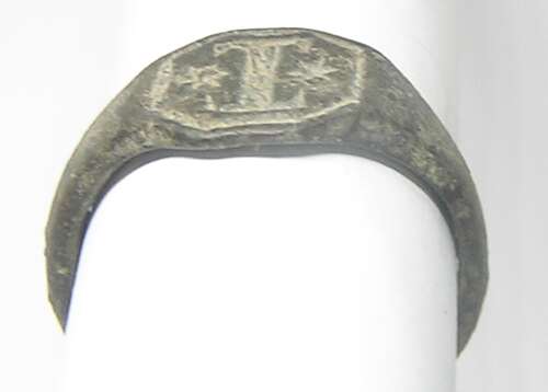 Medieval English bronze signet ring letter I flanked by two stars