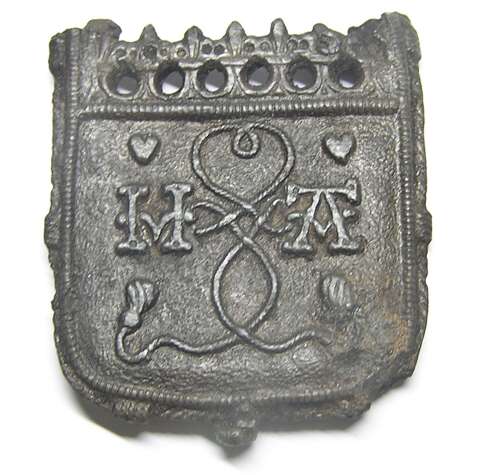 Renaissance pewter belt chape lovers knot between initials H & A Tudor Henry & Anne Boleyn
